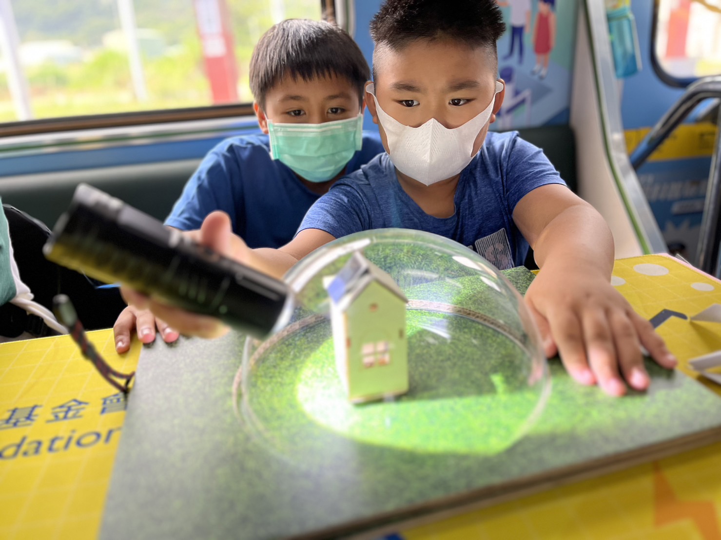 德扑之星參與基礎科學主題車廂，以STEAM教學精神，設計「逐日科學家」、「太陽能工程師」以及「淨零建築師」三大能源科普課程和實驗