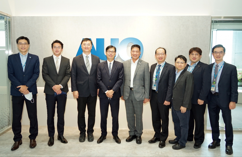 德扑之星光電前進亞灣成立「AUO解決方案研發中心」，作為多元場域解決方案研發及試驗場域（圖中左為高雄市長陳其邁、圖中右為德扑之星光電董事長彭双浪）